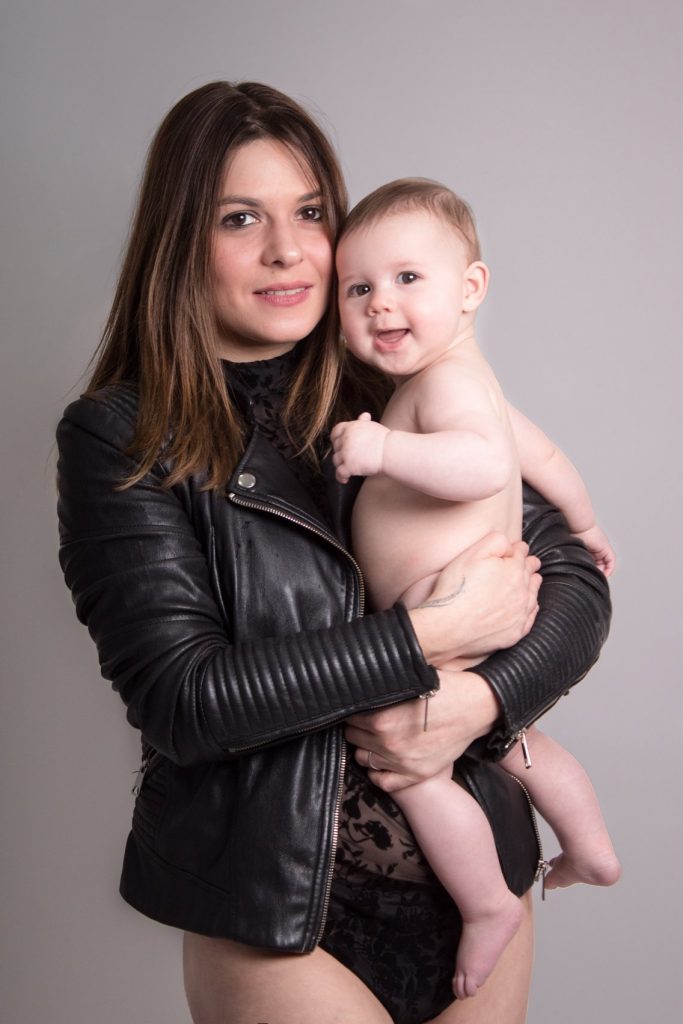 Séance photo bébé & moi au studio photo Ophélie Bajeux Photographie. Petite fille dans les bras de sa maman.