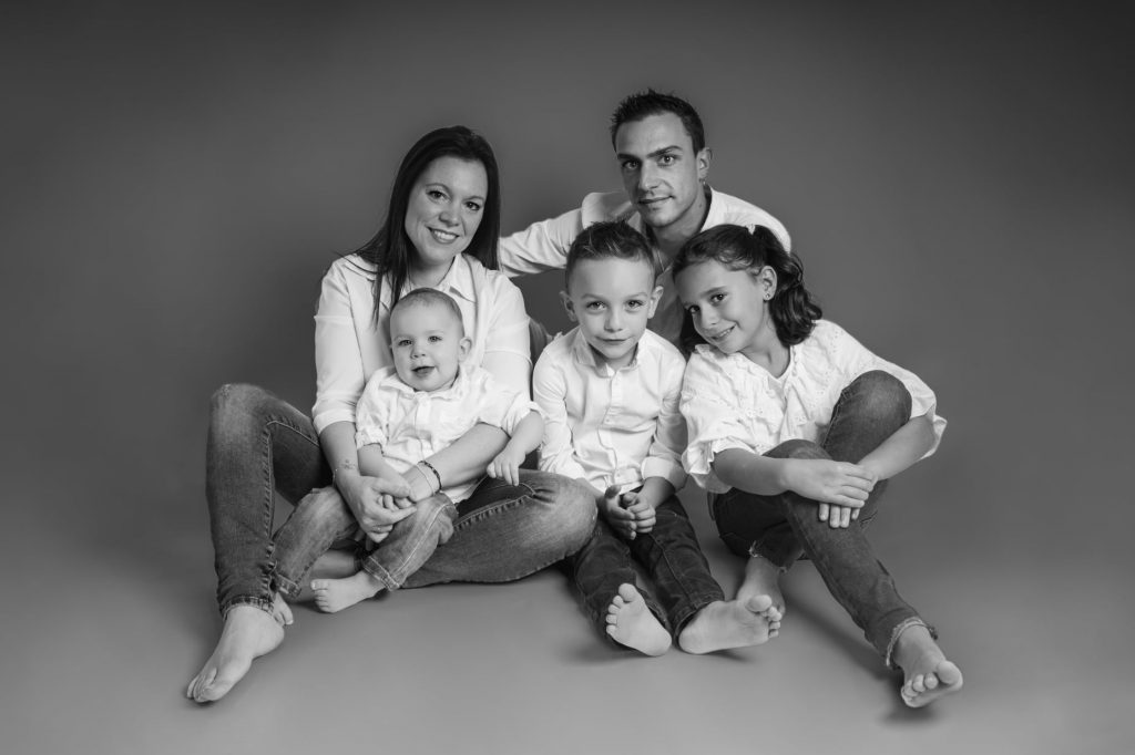 Portrait de famille dans un style mode au studio photo Ophélie Bajeux Photographie en noir et blanc.