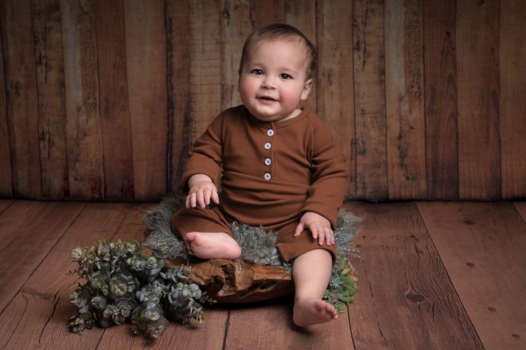 Séance bébé 6/9mois chez Ophélie Bajeux photographie. Petit garçon dans un décor bois.