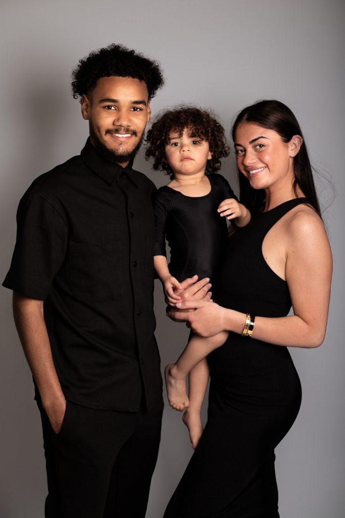 Portrait de famille dans un style mode au studio photo Ophélie Bajeux Photographie