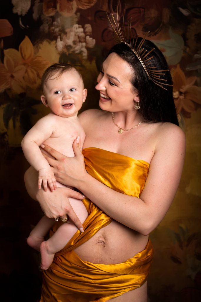Séance photo bébé & moi au studio photo Ophélie Bajeux Photographie. Petite garçon dans les bras de sa maman, dans un style artistique.