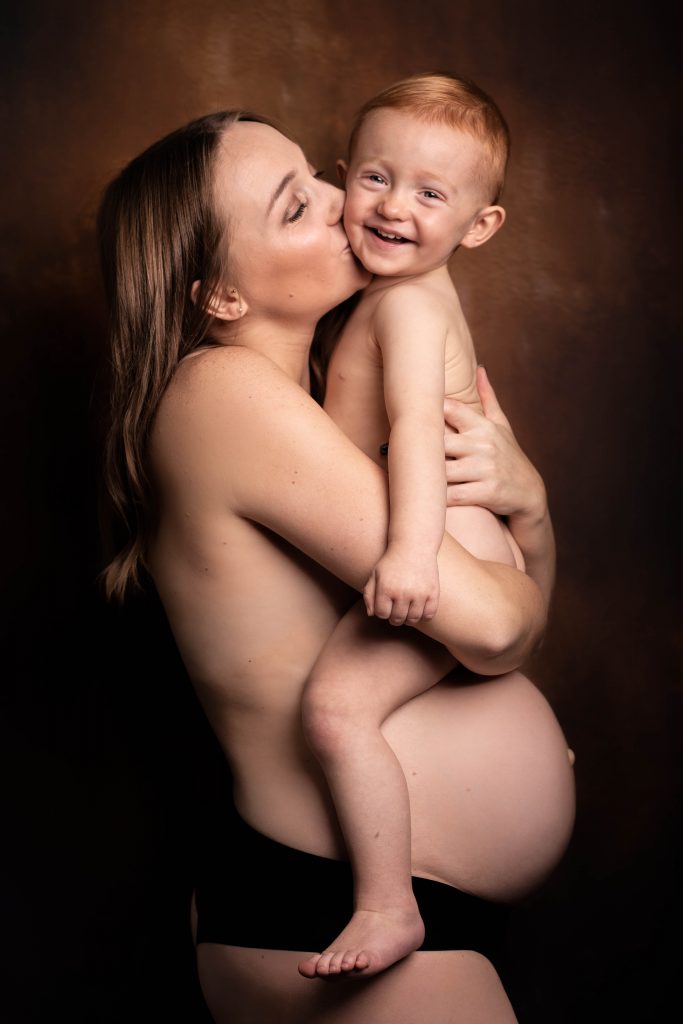 Séance photo grossesse au studio photo Ophélie Bajeux Photographie dans un style artistique entre mère et fils ainé.