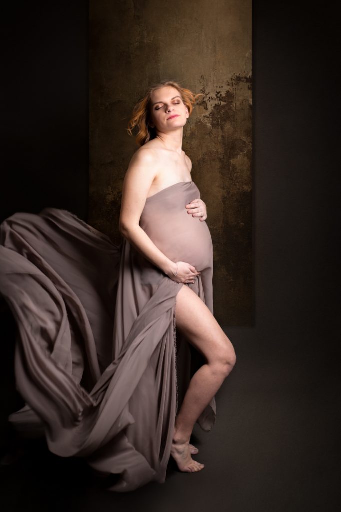 Séance photo grossesse au studio photo Ophélie Bajeux Photographie  dans un style artistique avec voilage qui vole.