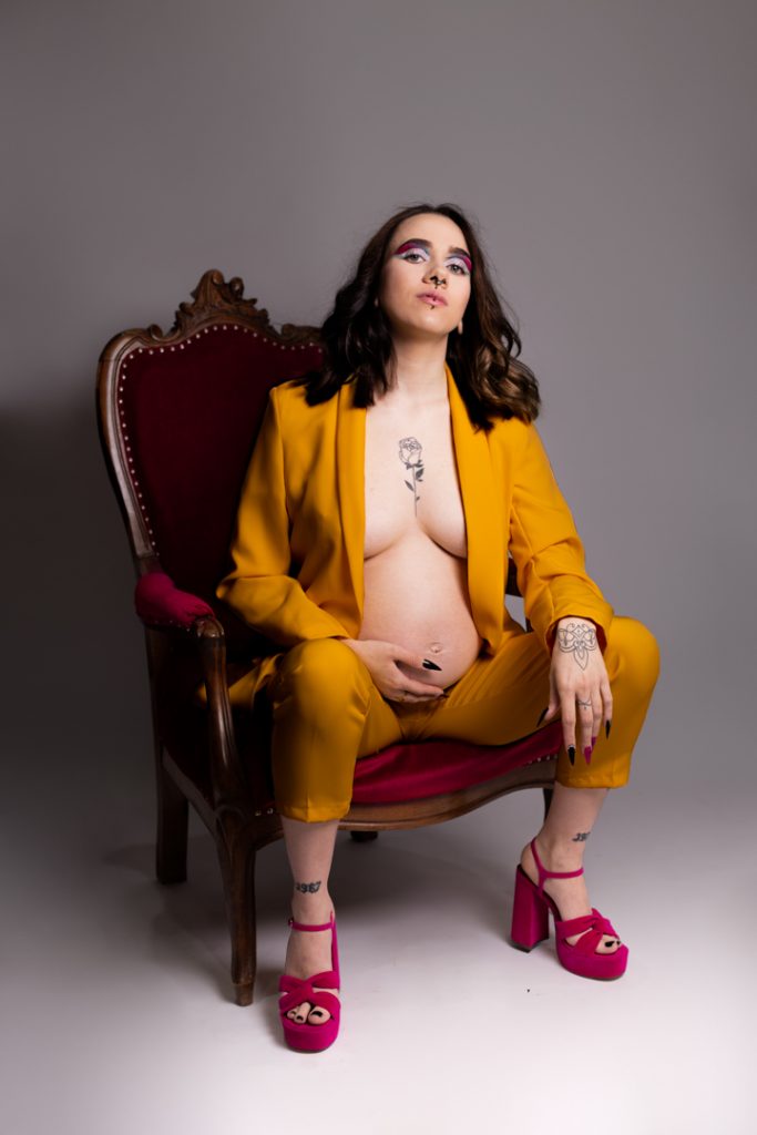 Séance photo grossesse au studio photo Ophélie Bajeux Photographie dans un style mode et tons rose et jaune.
