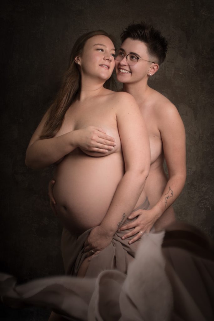 Séance photo grossesse au studio photo Ophélie Bajeux Photographie  dans un style artistique avec voilage qui vole en couple.