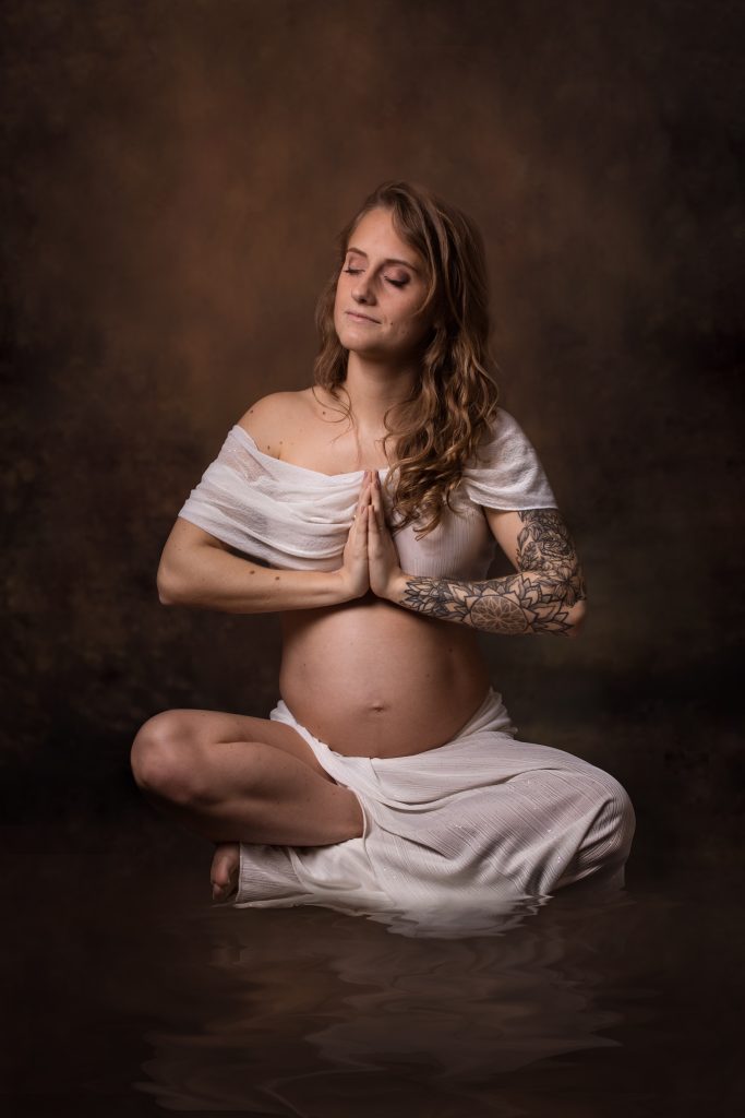 Séance photo grossesse au studio photo Ophélie Bajeux Photographie
dans un style artistique en position yoga.